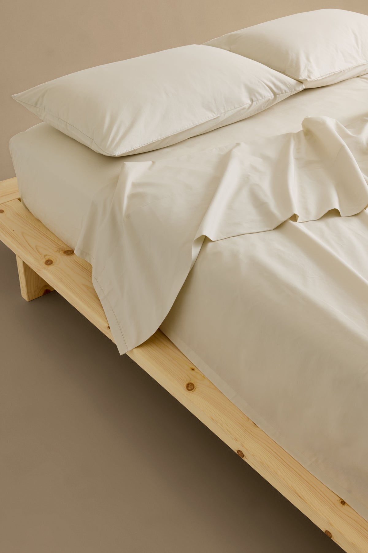 <p><a href="https://ypli5eruwb636bmc-60109455519.shopifypreview.com/collections/shop-by-colour/products/bed-sheets-in-cloud-white" title="Cloud White 100% Cotton Sheets"><strong>Cloud White 100% Cotton Sheets</strong></a></p>